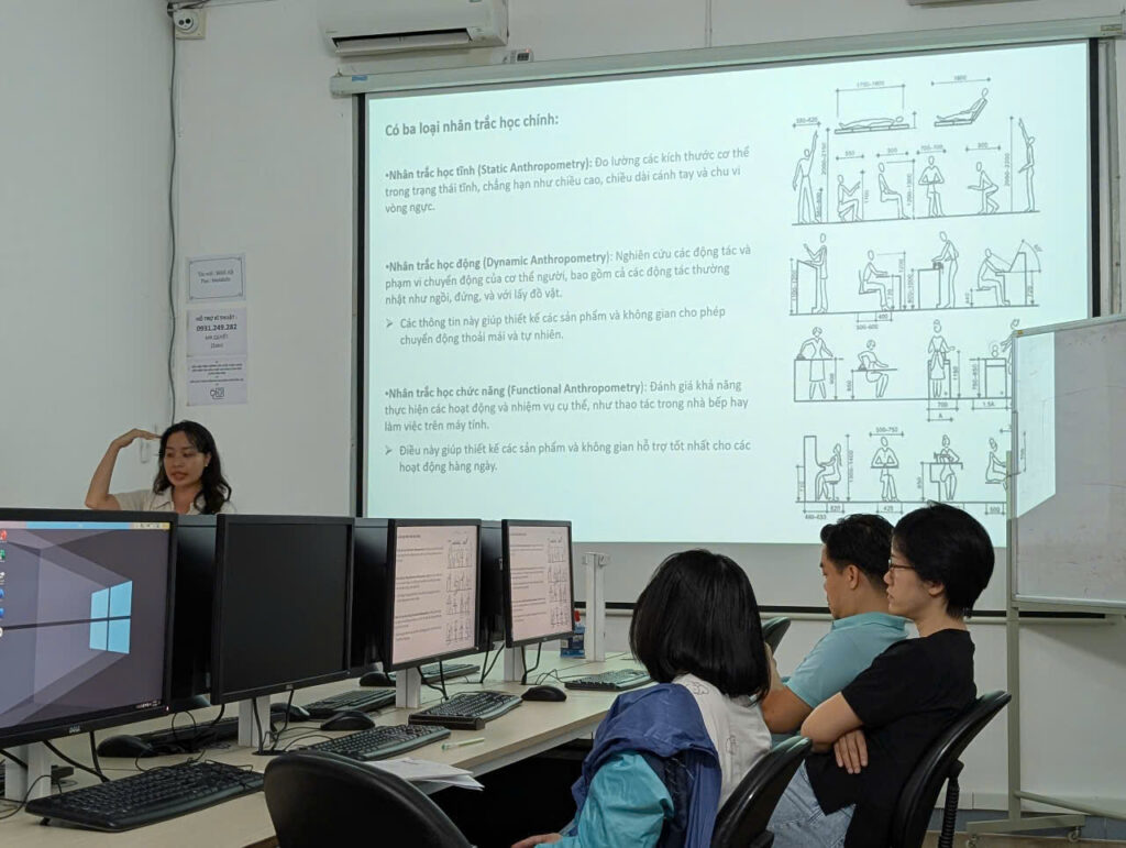 ms Kiều Chinh, giám đốc Okkovn, đang chia sẻ về nhân trắc học trong thiết kế nội thất