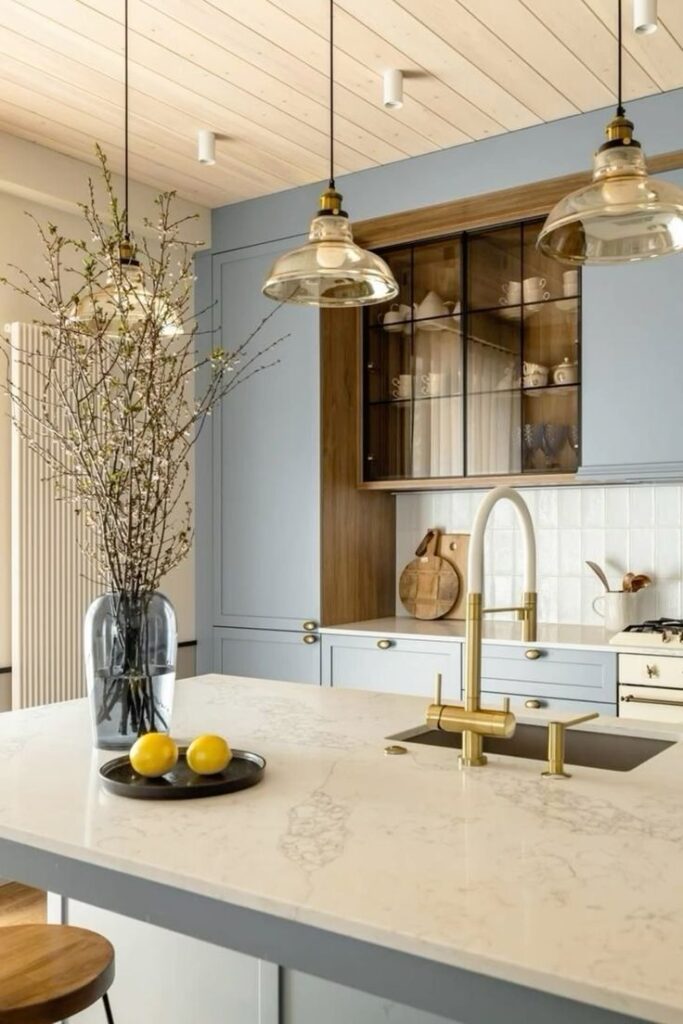 thiết kế bếp có màu sắc thân thiện và gần gủi với trẻ em