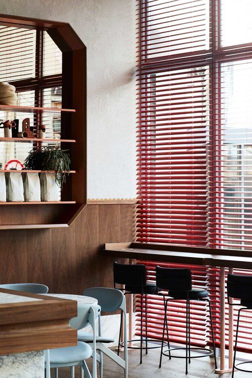 thiết kế cửa chớp cho quán cà phê