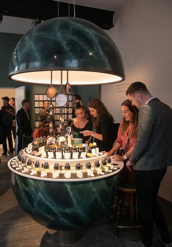 trải nghiệm mùi hương tại cửa hàng nước hoa